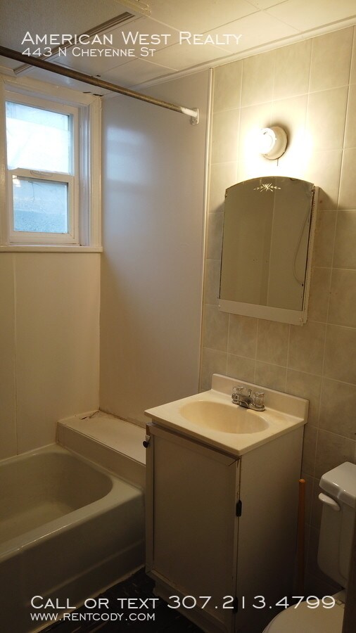 Building Photo - Basement apartment