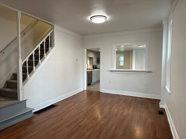 Foto del edificio - 225 N College St