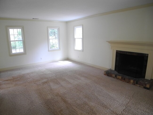 Building Photo - 713 Suncrest Blvd