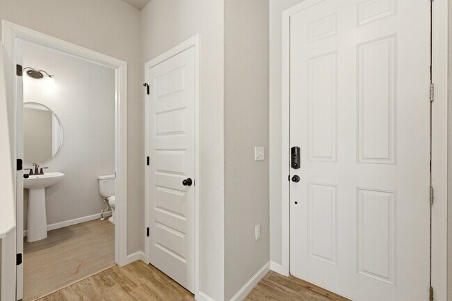 Foto del edificio - Beautiful Corner Lot, 3 Bedroom, 2.5 Bath with privacy fences and huge backyard!