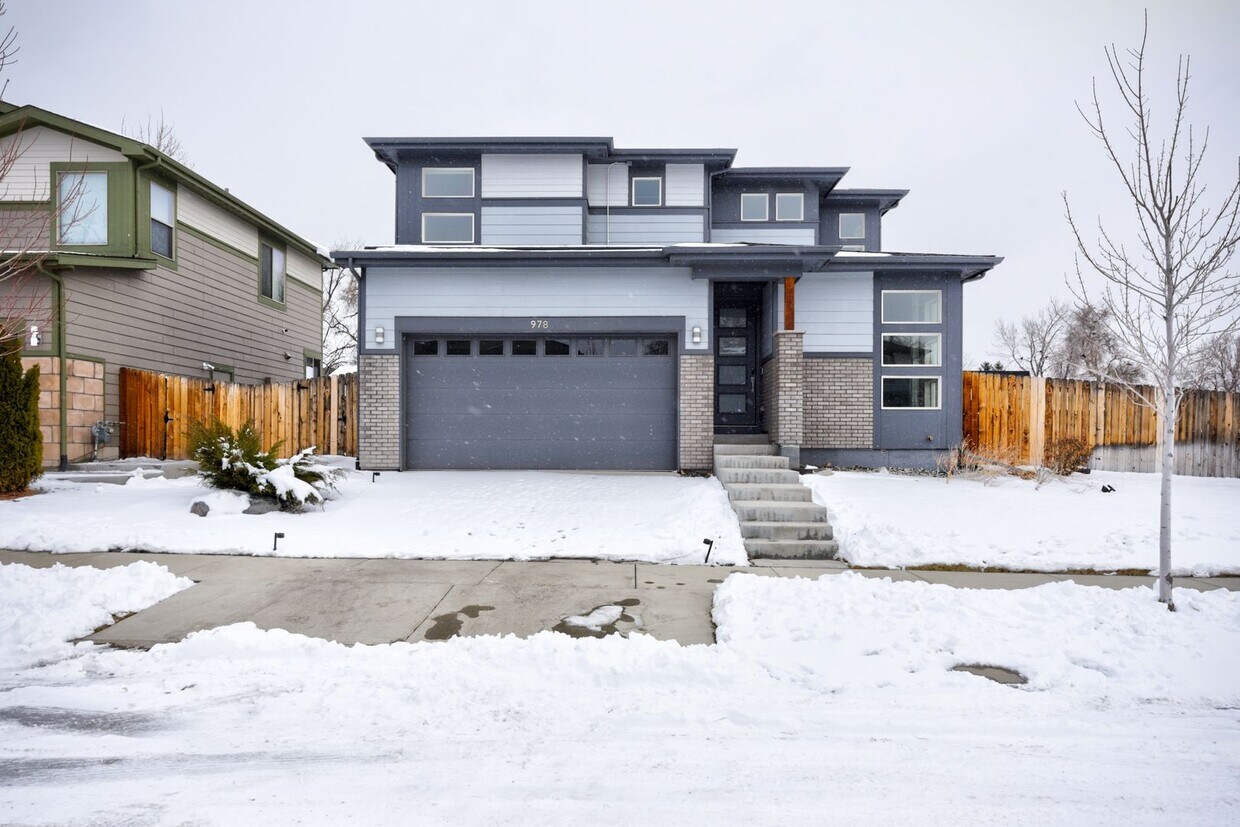 Primary Photo - Beautifully and Modern 4bd,4ba Home W/ Hot...
