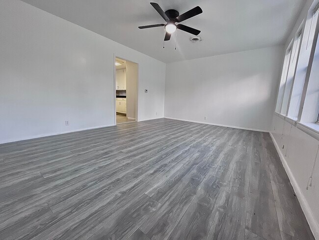 Foto del edificio - 2371 W Holly St