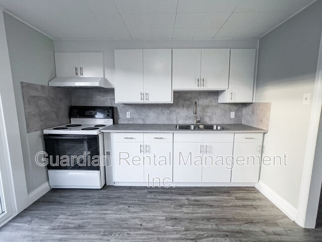 Building Photo - 60 Secord St