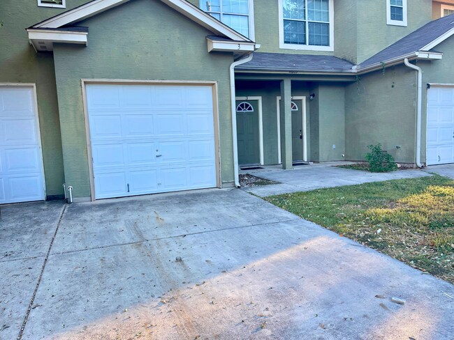 Building Photo - Move-In Special! 3-Bed, 2.5-Bath Townhouse...