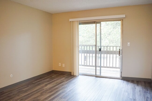 Foto del edificio - Great Top-Floor 2-Bedroom Near OHSU w/Private Balcony!