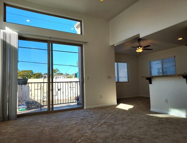 Building Photo - Newly Remodeled 3 story townhouse with att...