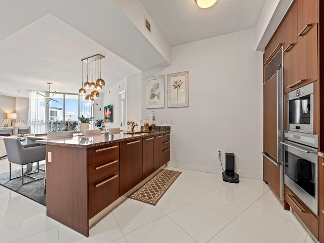 Building Photo - 15901 Collins Ave