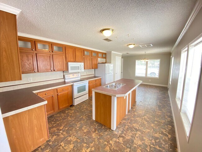 Building Photo - Charming 3 bedroom, 2 bathroom house in Ca...
