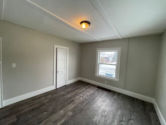 Foto del edificio - SECTION 8 and EDEN accepted! Newly Renovated Triplex | Spacious Apartments | Lorain, OH