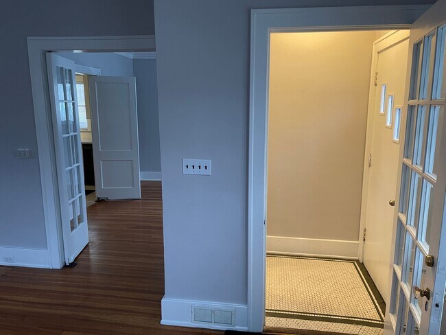 Building Photo - Charming Dutch Colonial Style Heritage Hill Home