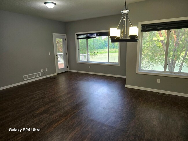 Building Photo - beautiful new townhome 3 bed 2.5 bath walk...