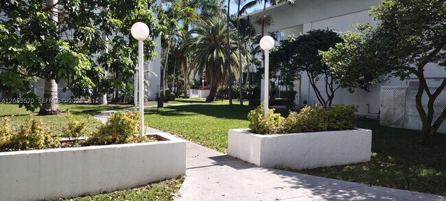 Foto del edificio - 486 NW 165th St
