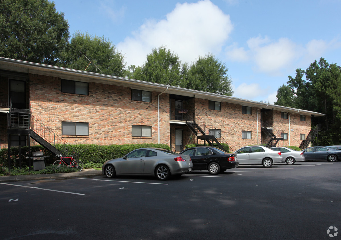 Colonial Gardens Apartments - Colonial Gardens