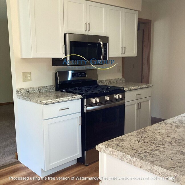 Foto del edificio - 2BR+ Den, 2BA Split Level Home