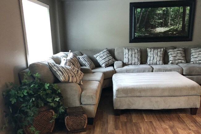 Living Area - 312 S Pineview Dr