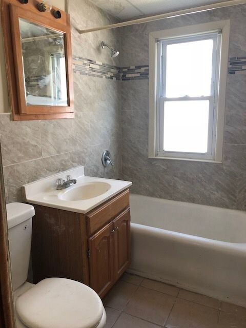 Building Photo - 4843 N. 37th Street - 2 Bedroom Lower
