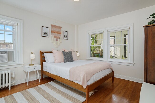 Foto del edificio - 807 W 48th St