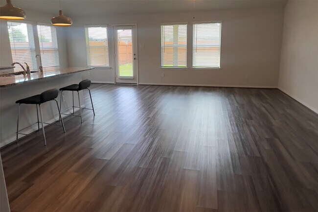 Foto del edificio - 2450 Goddard Grn Dr