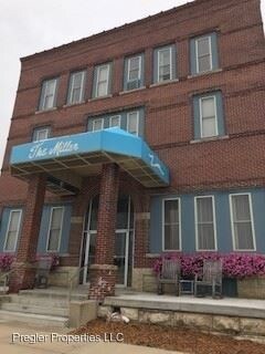 Building Photo - 124 E Main St
