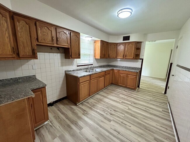 Foto del edificio - Large 3 bedroom in Jennings