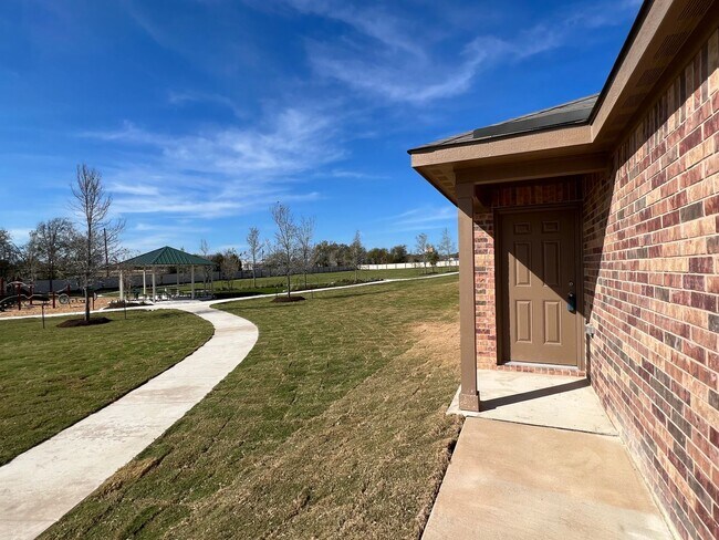 Building Photo - Park House, End Street, 4 bedroom and 2 bathroom home for rent in Jarrell , TX