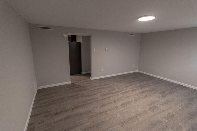 Foto del edificio - 2705 W Rollins Rd