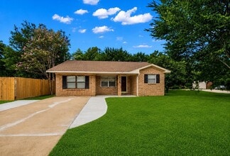 Building Photo - 235 Live Oak St