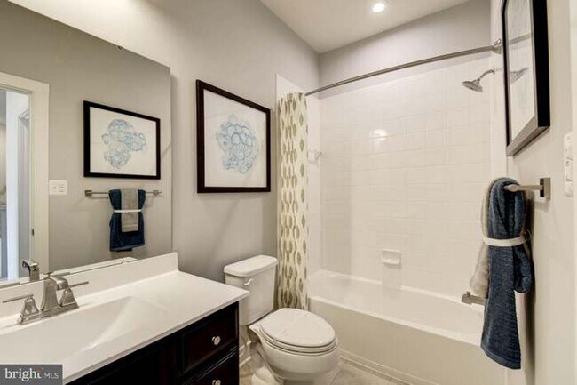 Building Photo - Elegant 4Bd/3.5Bth TH in Westchester Squar...