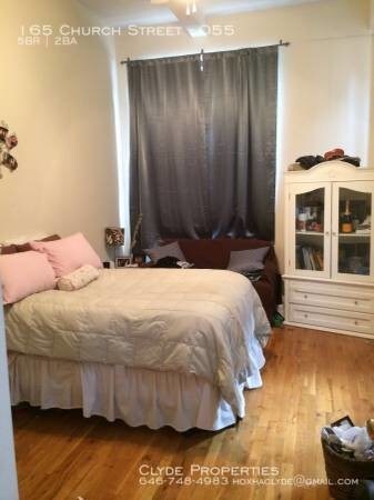 Foto del edificio - Massive 5 Bedroom 2 Bathroom Apartment!