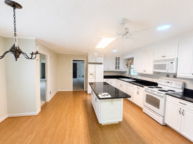 Foto del edificio - Three bedroom, 2 bath house in Mebane