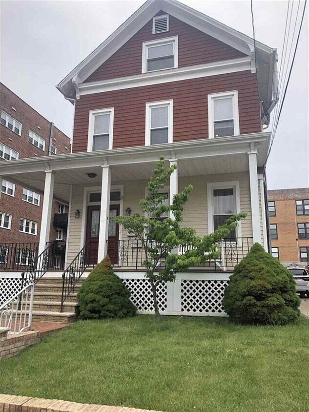 7476 W 32nd St, Bayonne, NJ 07002 House Rental in Bayonne, NJ