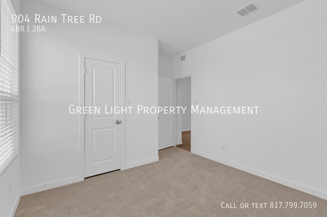 Foto del edificio - 904 Raintree Rd