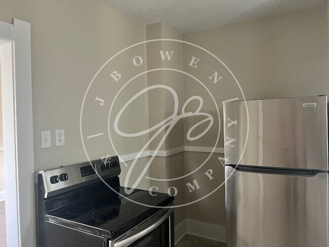 Building Photo - Charming 3 Bedroom Home in Toledo with Spacious Layout and Modern Touches