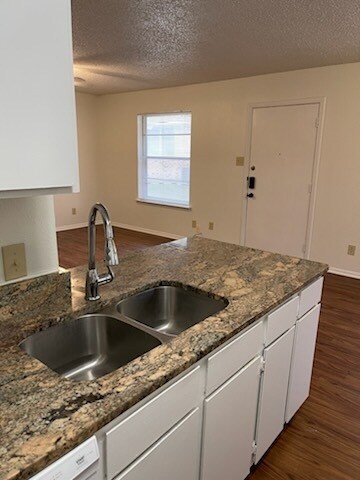 Foto principal - Available now. END 4PLEX TOWNHOME, 2 BR/1....