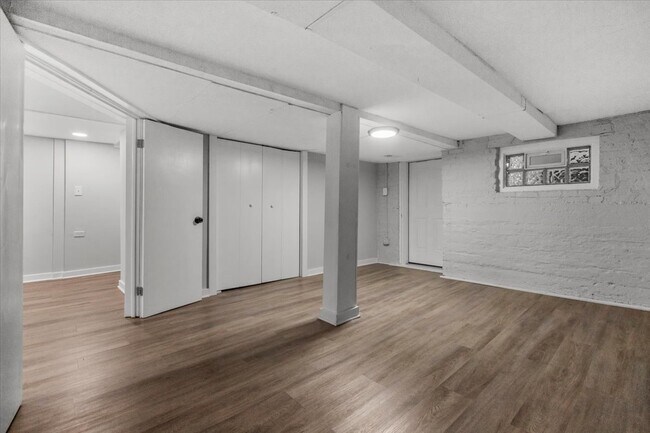 Building Photo - 3649 W Montrose Ave