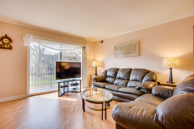 Building Photo - 9356 Bay Colony Dr