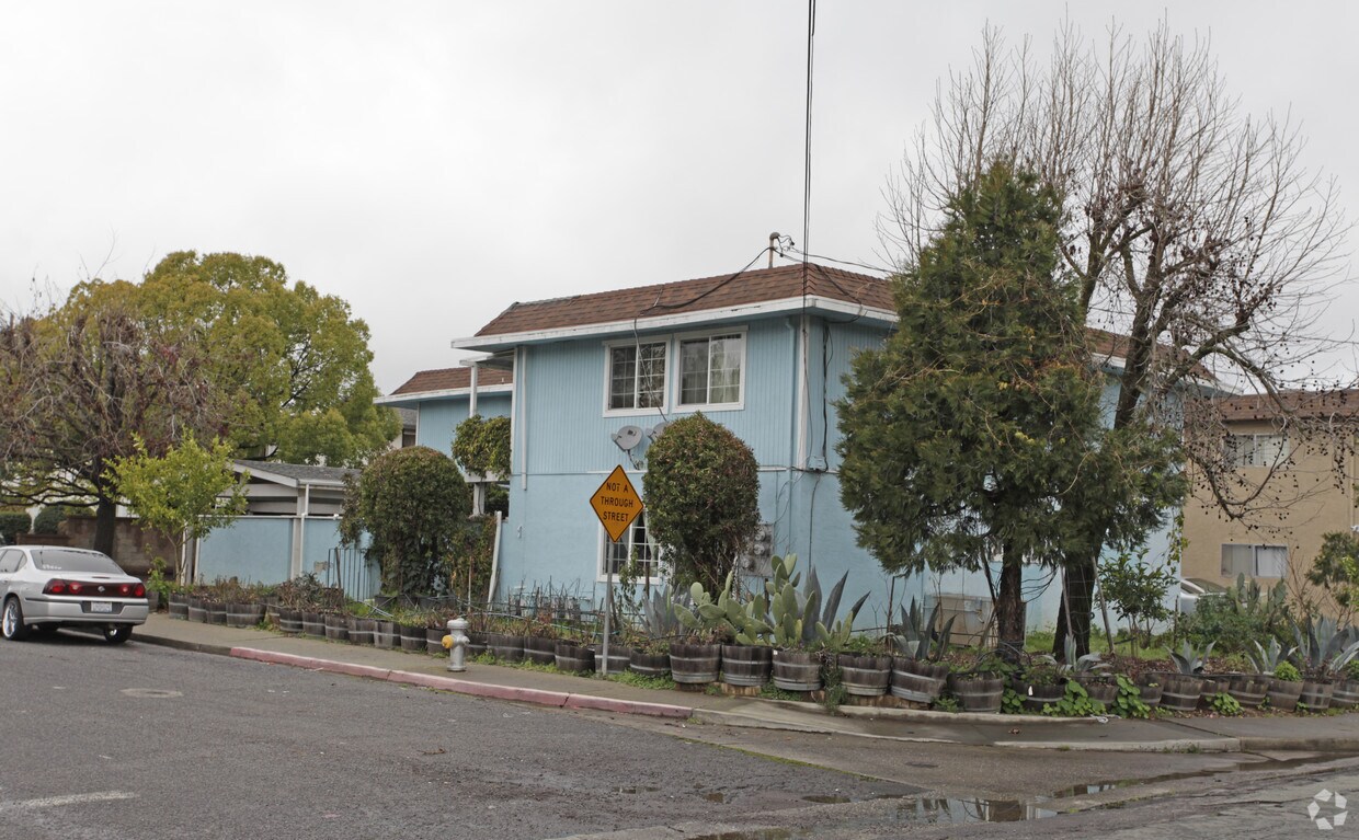 Building Photo - 667-673 S Freeway Dr