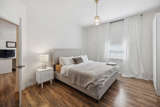 Foto del edificio - Charming 1910s cottage nestled in the vibr...
