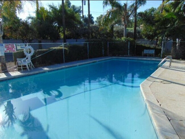 Foto del edificio - 524 W Fairway Dr