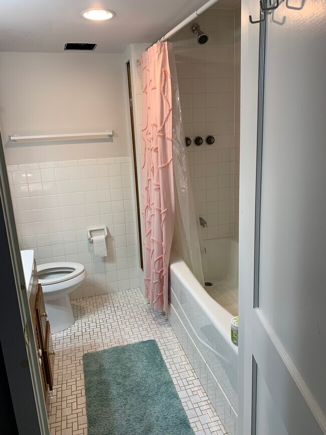 Private bath - 1314 Chaney Rd