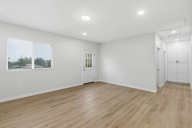 Foto del edificio - 8120 Melrose Ln