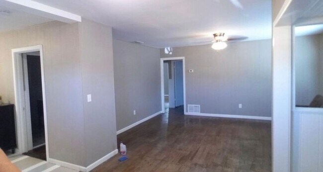 Building Photo - Cozy 3 Bedroom Home
