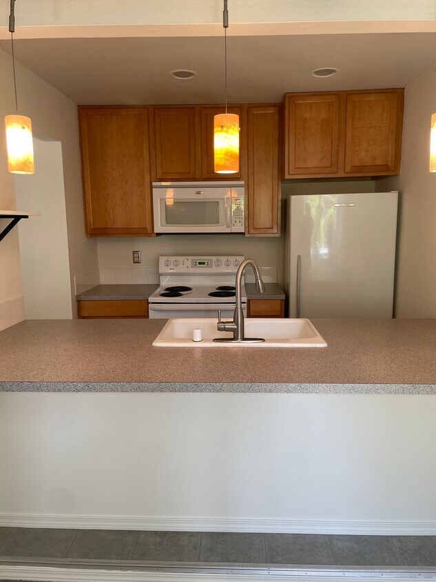 Foto principal - Cozy Bellevue One Bedroom Available Beginn...