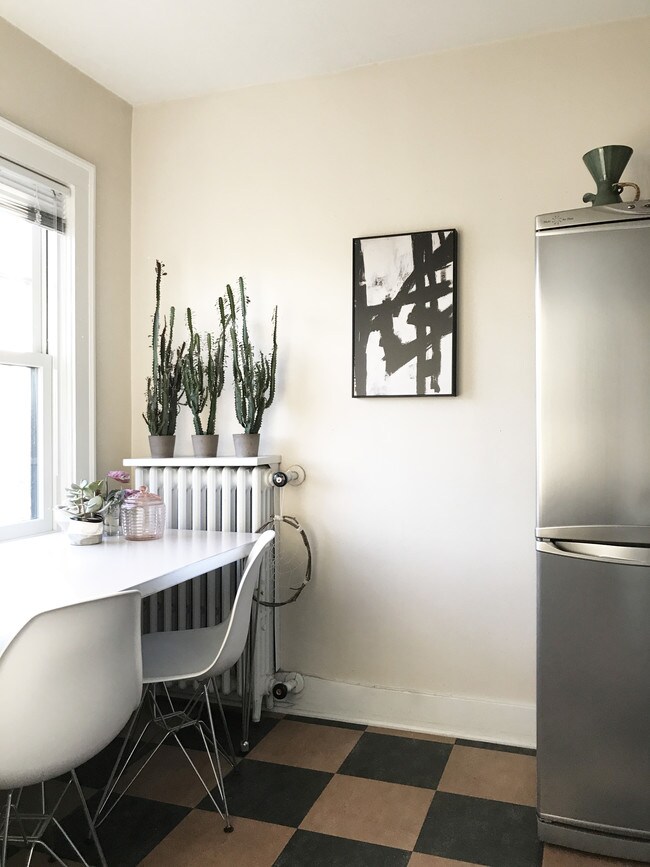 Kitchen - 525 16th Ave E