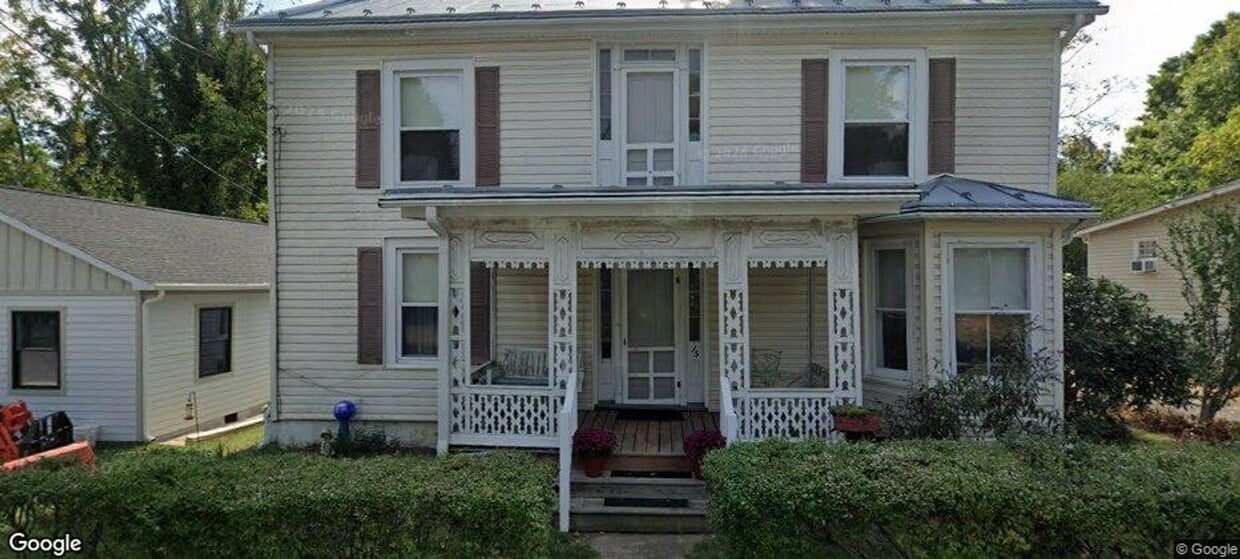 Primary Photo - 3 Bedroom Furnished Home