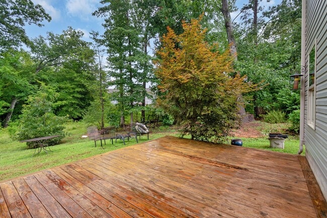 Foto del edificio - Spacious 4-Bedroom Home with Sunroom, Deck...