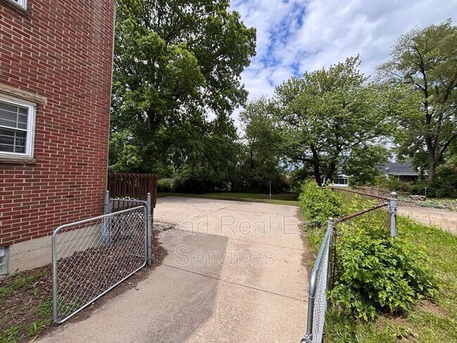 Building Photo - 2703 Roosevelt Blvd
