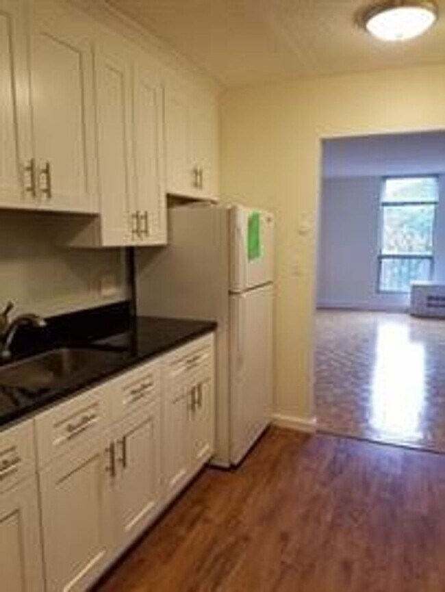 Foto del edificio - Large and sunny studio at Luxury condominium near Longwood Medical!