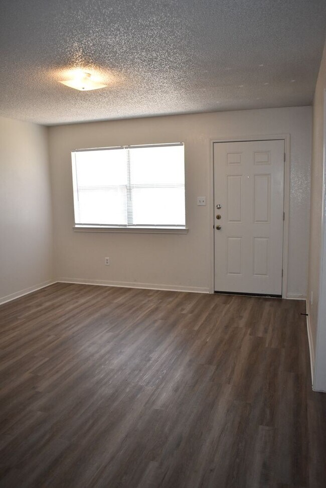 Building Photo - 221 W Robin Ln