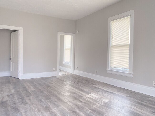 Building Photo - Large 2 bed 1 bath house
